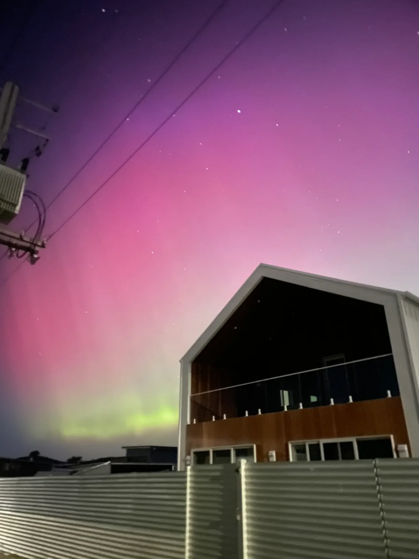 Aurora australis in the night sky above the finished Shed Home #03 at Weymouth